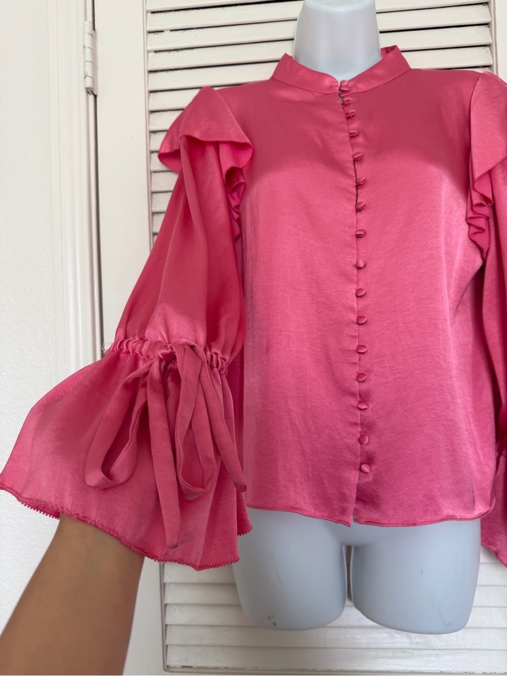 Alice + Olivia Brayden Ruffle Detail Satin Blouse Pink M Ruffle Sleeve Tie Cuff - Picture 5 of 10